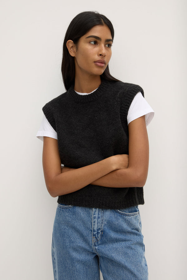 Everly_Knit_Vest_Black_0522