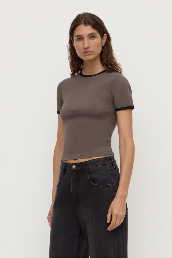 Kourt_Contrast_Bind_Tee_Bark_Black_1573