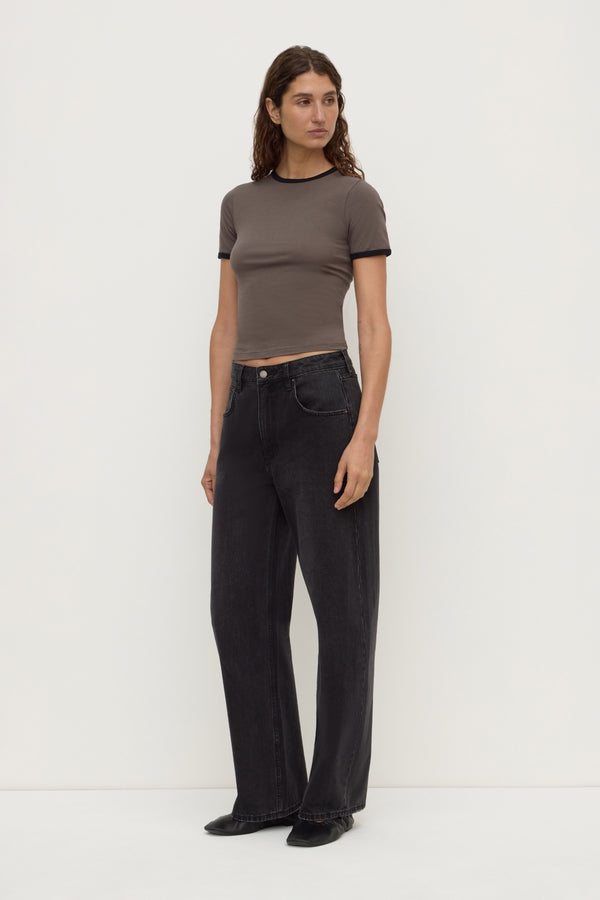 Kourt_Contrast_Bind_Tee_Bark_Black_1574