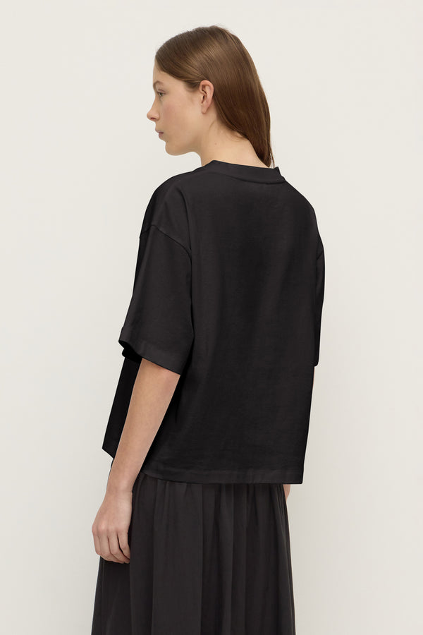 Ellie_V_Neck_Oversized_Tee_Black_0563