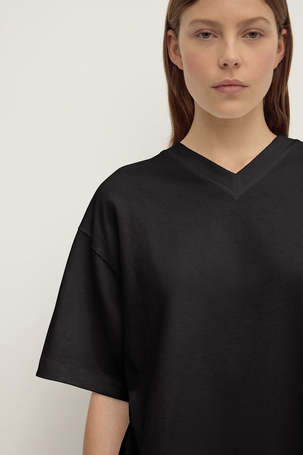 Ellie_V_Neck_Oversized_Tee_Black_0567