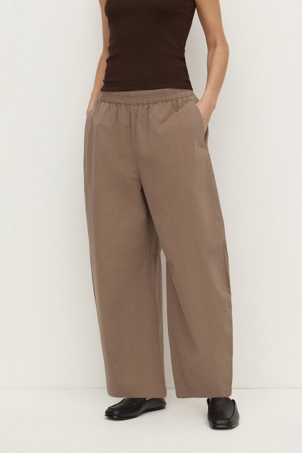 Lola_Barrel_Pant_Dark_Sand_1909
