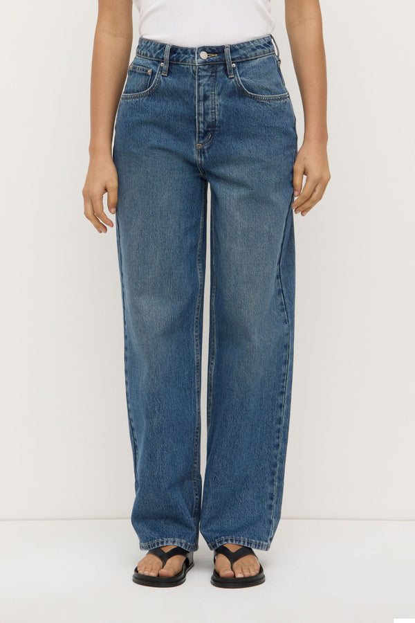 Oversized_High_Rise_Jean_Dark_indigo_Fade_0492jpeg
